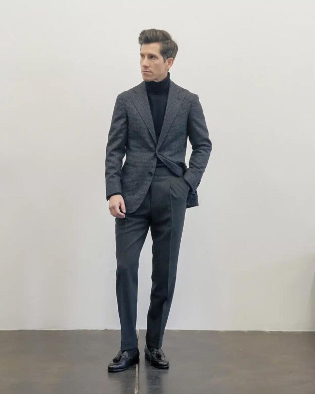 A refined look with a turtleneck sweater with suit.