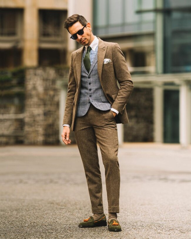 A cool look with tweed suit. 