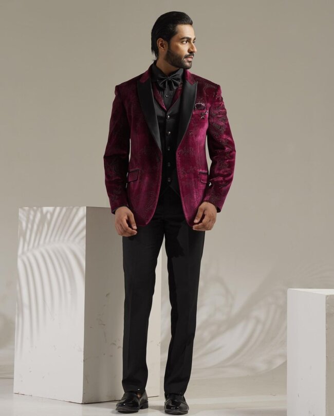 A refined look with a velvet suit. 
