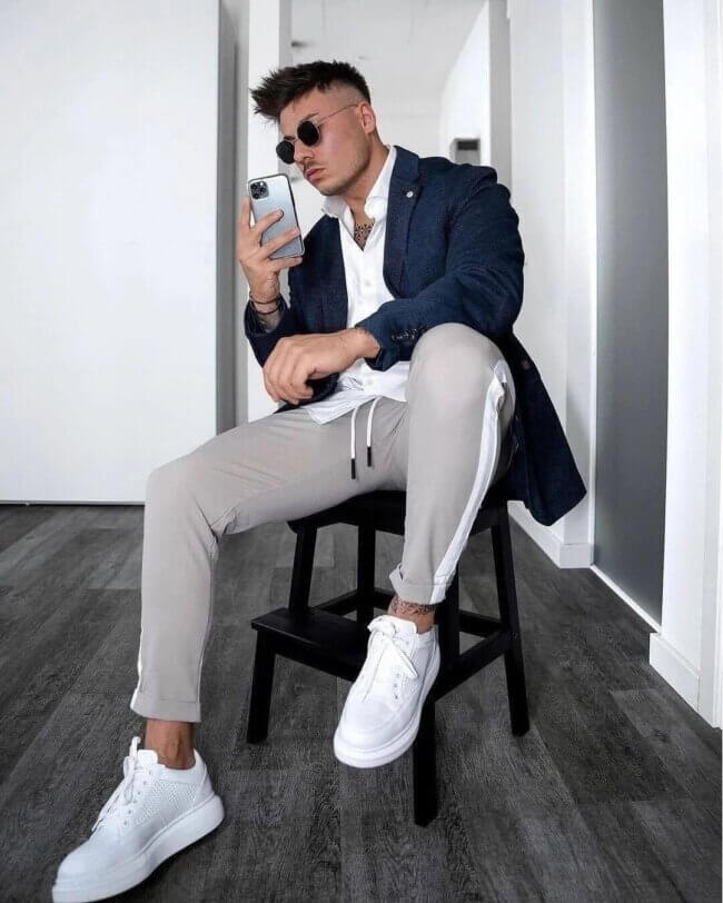 A cool look with casual blazer and joggers. 