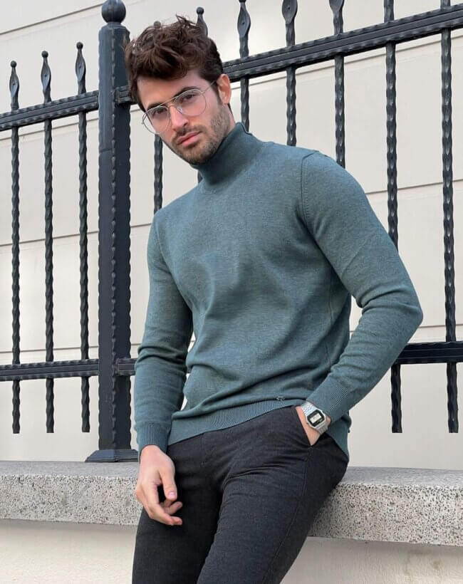 A refined look with a turtleneck.