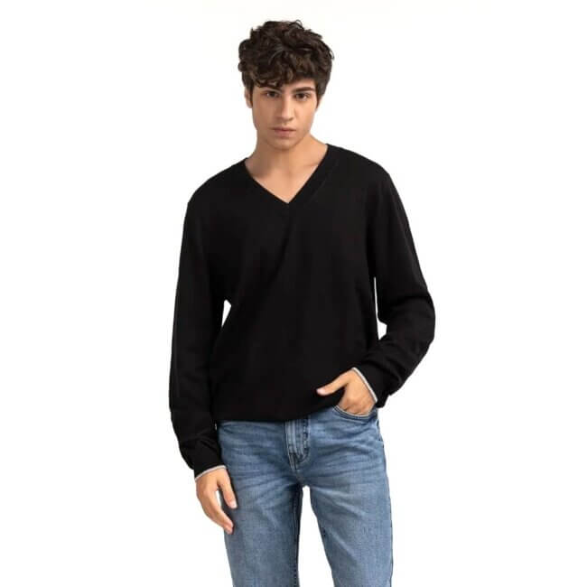 A refined look with a V-neck sweater.